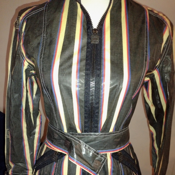 SOLD ♥️CHANEL 2007 Collection Rain Jacket - Picture 6 of 17
